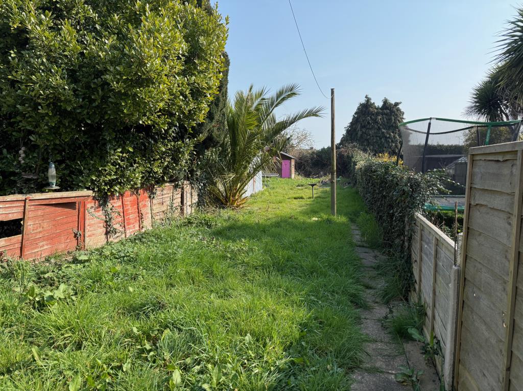 Lot: 90 - ESTABLISHED MID-TERRACE HOUSE FOR IMPROVEMENT - Garden to the rear of the house accessed via a side access